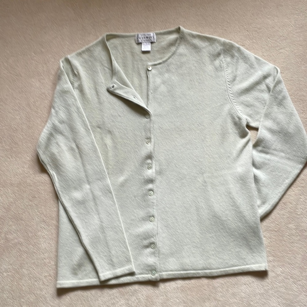 SUTTON STUDIO on at BLOOMINGDALE’S 100% CASHMERE CARDIGAN. Size L